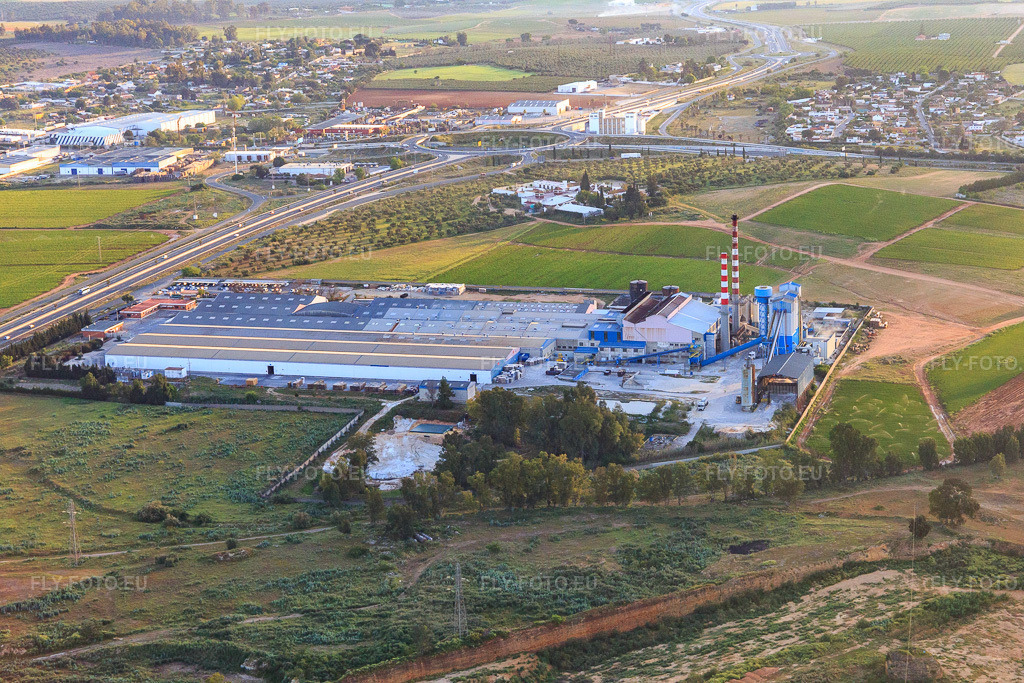 Vue aérienne: Locaux de l'entreprise Verallia à Alcalá de Guadaíra dans le département Séville, Espagne – .Photo: IMG_145662.jpg prise le 22/04/2025 par Werner Riehm/FLY-FOTO.eu – Résolution de l'original: 5472 x 3648 px – WWW.VERALLIA.ES