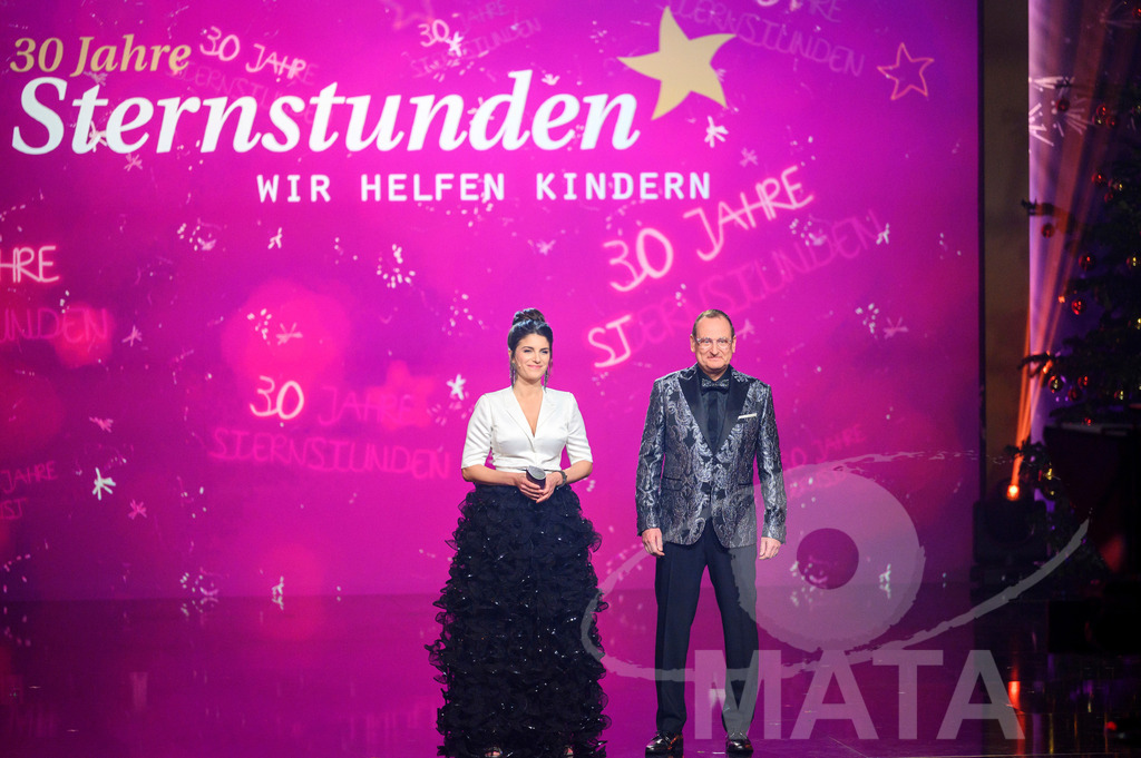 _DWI6026 | Die Eröffnung und die Begrüßung der Ehrengäste mit Moderatorin Sandra Rieß und Moderator Volker Heißmann bei '30 Jahre Sternstunden-Gala 2023' in der Frankenhalle. Nürnberg, 15.12.2023 - Realisiert mit Pictrs.com