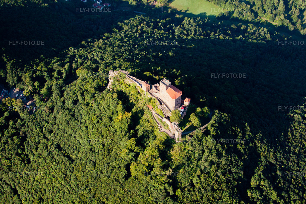 Luftbild: Vom Wald umgebende Burganlage der Reichsburg Trifels in Annweiler am Trifels im Bundesland Rheinland-Pfalz in Deutschland. Foto: IMG_30957.jpg vom 07.08.2010 durch Werner Riehm/FLY-FOTO.de