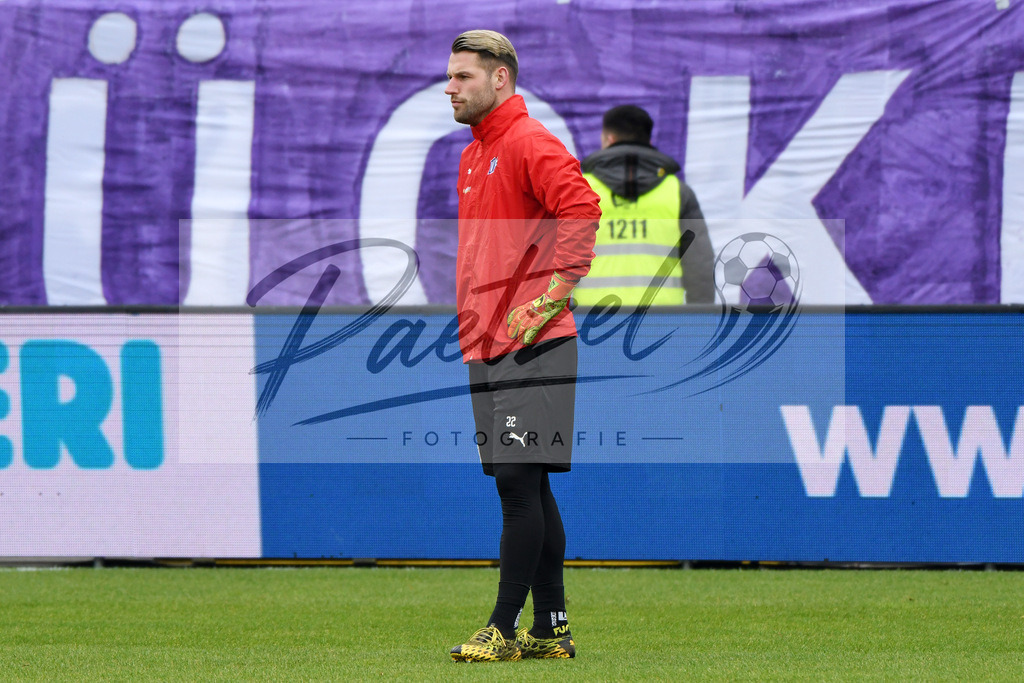 20200208_OSNFCN_0015 | Fußball, Herren: Torhueter Philipp Kuehn (VfL Osnabrueck) schaut waehrend des Spiels der 2. Bundesliga zwischen VfL Osnabrueck und 1. FC Nuernberg im Stadion an der Bremer Bruecke am 08.02.2020 in Osnabrueck, Deutschland.DFB / DFL REGULATIONS PROHIBIT ANY USE OF PHOTOGRAPHS AS IMAGE SEQUENCES AND/OR QUASI-VIDEO. - Realisiert mit Pictrs.com