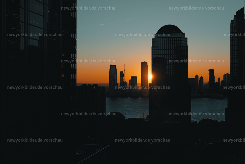 Sunset in Downtown Manhattan | Ein wunderschöner Blick in Richtung Hudson River und auf Ground Zero, samt 9/11 Memorial in Downtwon Manhattan zur allerbesten Zeit: Sunset im Spätsommer