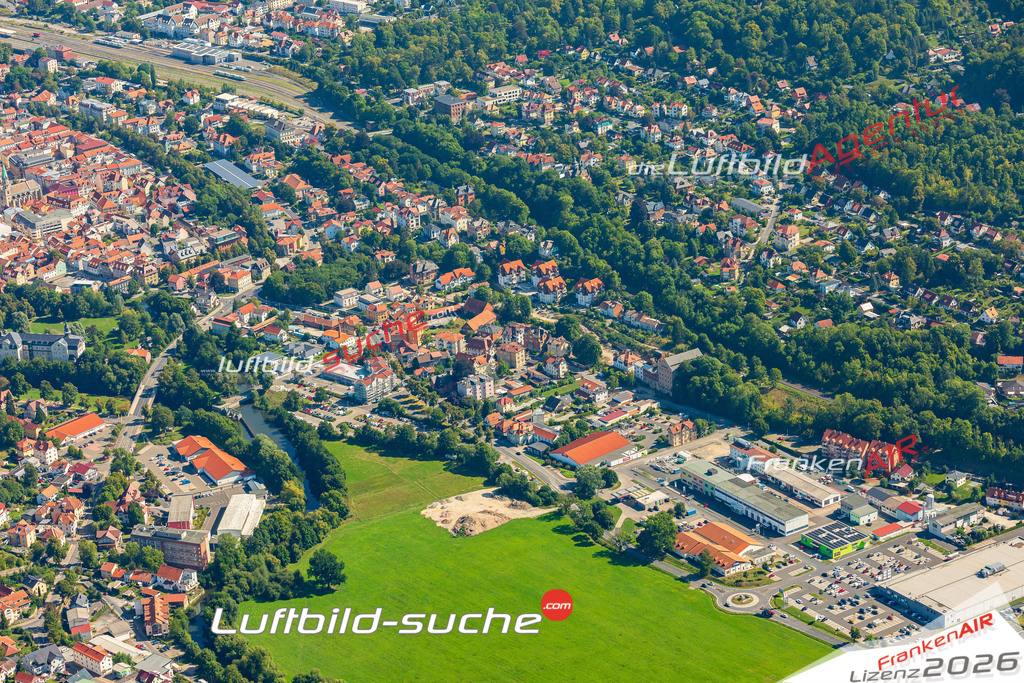 Bild der Stadt Meiningen - Die Luftaufnahme wurde 2025 vom UL-Flugzeug heraus erstellt ( keine Drohne ) - Hochauflösende Luftaufnahme - für professionelle Ausdrucke geeignet. Die Geschenkidee !Hier alle&nbsp;Infos zur Lizenzierung der LuftaufnahmeWir fliegen auch dieses Jahr wieder in Ihre Region um Luftbilder zu erstellen.- Luftbild anfragen