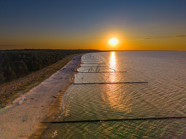 2026-08-08_20-27-27_000 | Sonnenuntergang über einem weitläufigen Strand mit ruhiger Ostsee und schimmerndem goldenem Licht, Zempin, Usedom, Mecklenburg-Vorpommern, Deutschland - Realisiert mit Pictrs.com
