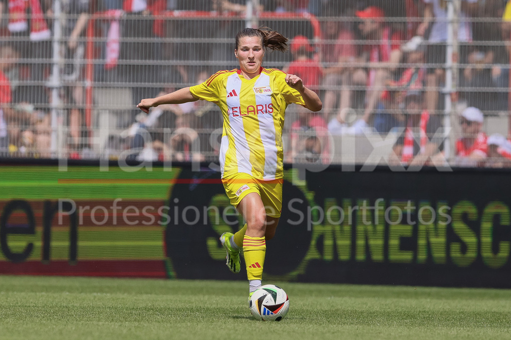Fussball, Testspiel Frauen, 1. FC Union Berlin - SV Werder Bremen | v.li.: Katja Orschmann (1. FC Union Berlin, 5) am Ball, Freisteller, Einzelbild, Ganzkörper, Aktion, Action, Spielszene
