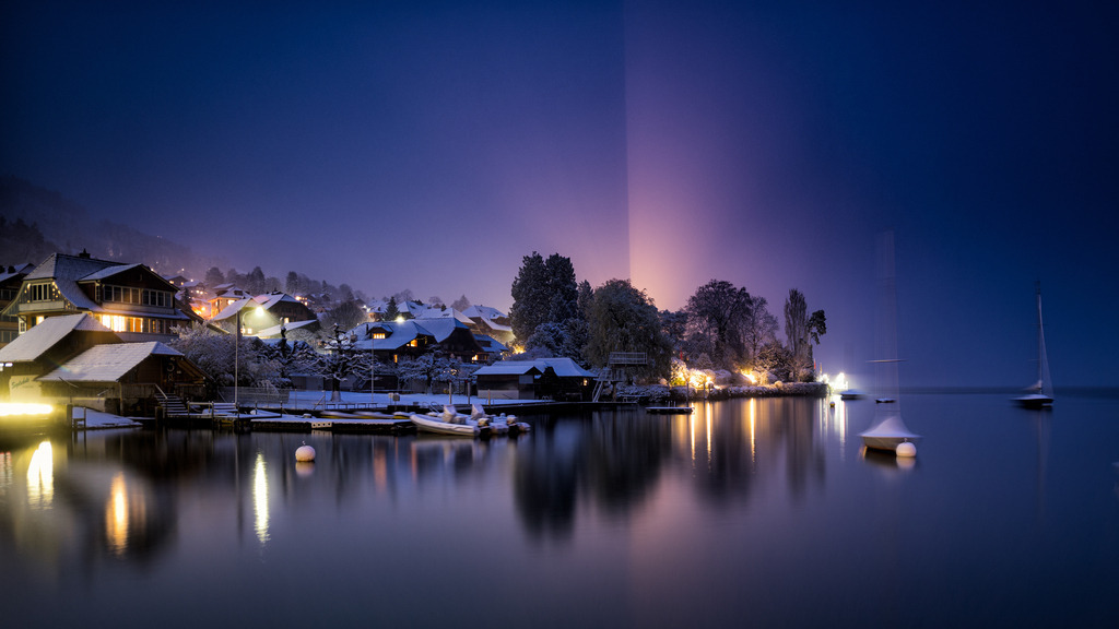 Hilterfingen am Thunersee | Es gab im ganzen Winter nie so viel Schnee wie Anfang April. 
Ich weiss nicht, woher das Licht hinter den Bäumen kommt und schon gar nicht, wieso es eine so scharfe Abgrenzungslinie erzeugt. Sieht aber interessant aus. 

There was never as much snow in the whole winter as in early April. 
I don't know where the light behind the trees comes from, let alone why it creates such a sharp demarcation line. Looks interesting though. - Realisiert mit Pictrs.com