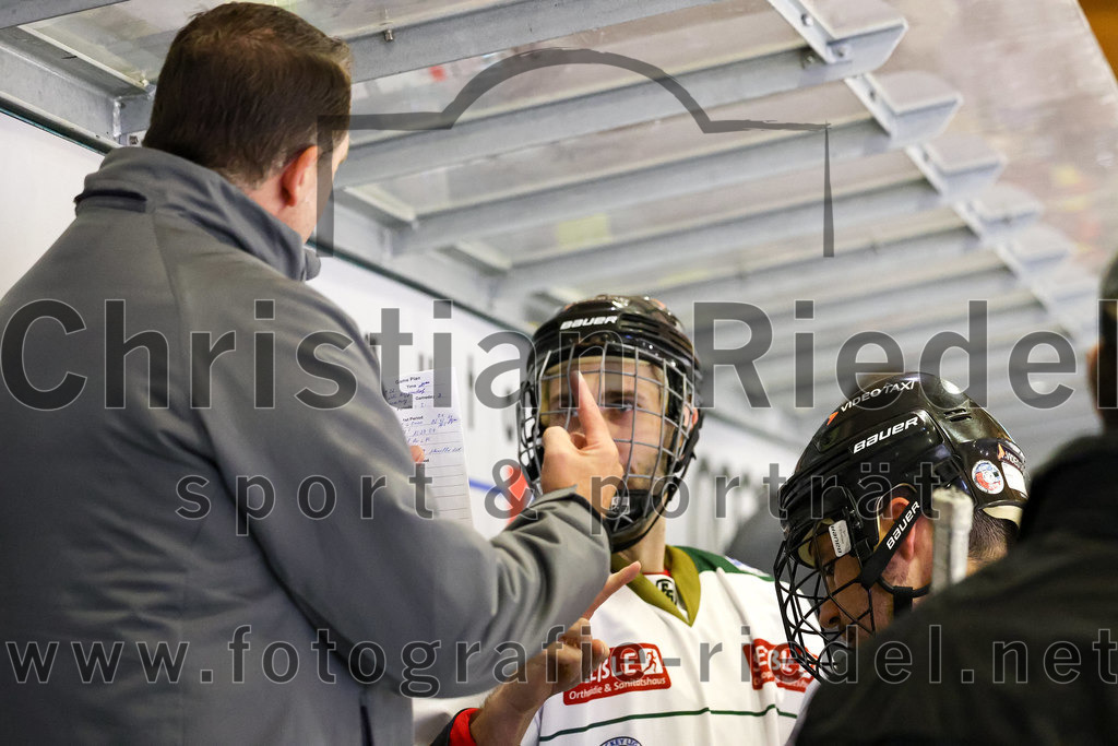 2022-09-09_062_TSV_Erding_gegen_Deggendorfer_SC | Erding, Deutschland, 09.09.2022:
Eishockey, Bayernliga 2022 / 2023, Testspiel, TSV Erding gegen Deggendorfer SC, Endergebnis: 2:5

Trainer Andreas Becher (Erding Gladiators)

Foto: Christian Riedel / fotografie-riedel.net