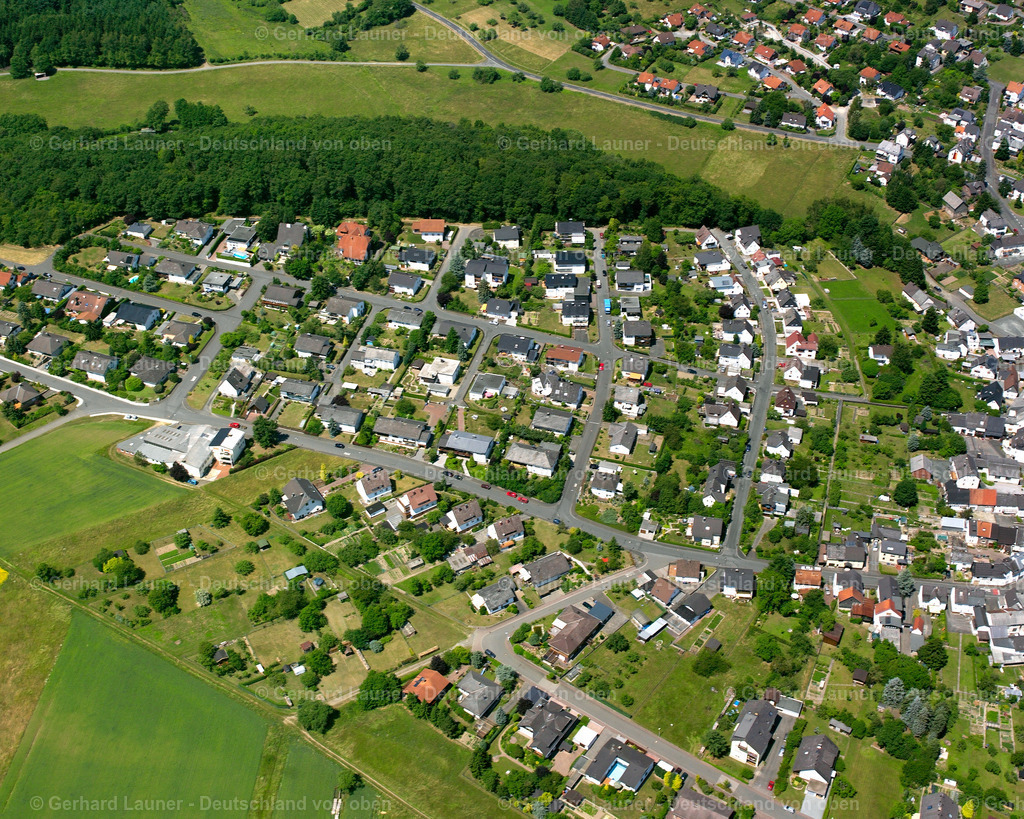 2610688 | FLEISBACH 09.06.2006 Von Wald und Forstgebieten umgebener Ortskern der Straßen und Häuser und Wohngebiete in Fleisbach im Bundesland Hessen, Deutschland // Surrounded by forest and forest areas center of the streets and houses and residential areas in Fleisbach in the state Hesse, Germany Foto: Gerhard Launer