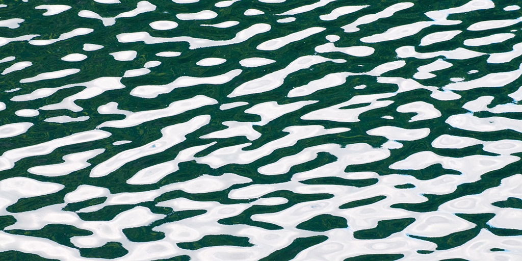 Abstrakte Wellenmuster in Grüntönen an einem Alpensee in Kärnten | Wellenmuster in einem Alpensee, Österreich. 
Einen Anwedungsvorschlag finden Sie hier: https://shop.soulimages.eu/img/7xcgqk (Wohnzimmer). Weitere Einrichtungsbeispiele sind in der Galerie "Anwendungsvorschläge" zusammengestellt. - Realisiert mit Pictrs.com