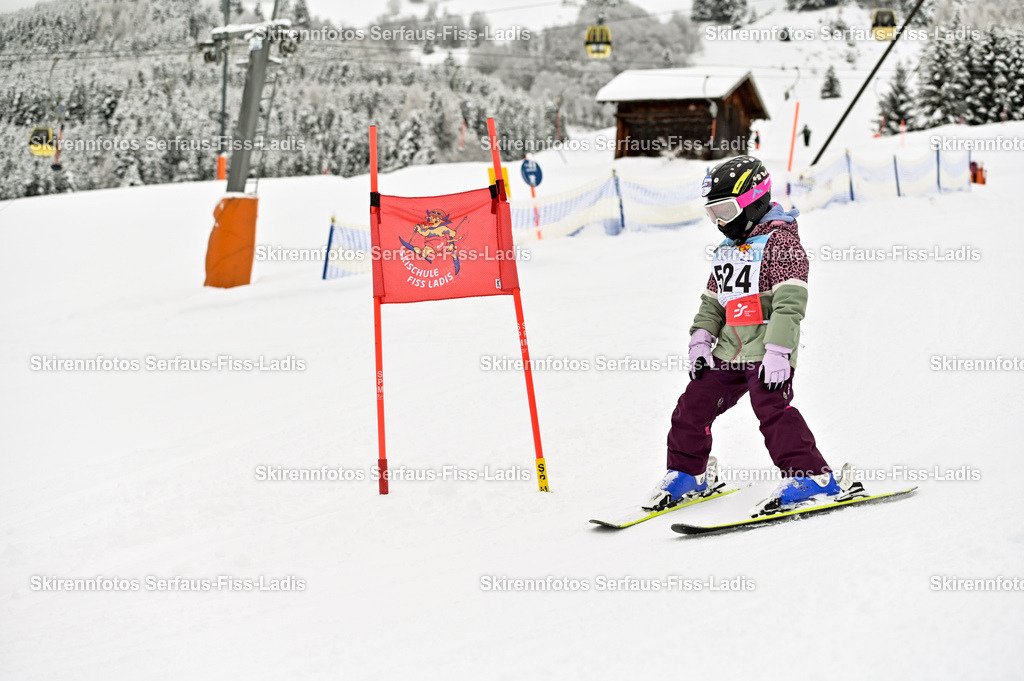 SRF_20.02.2026_0423 | Skirennfotos,Serfaus,Fiss,Ladis,Kinderskirennen,Winter,Tirol,Oberland,skirace,SFL,feelfree,weil wir's genießen,ski,Ski,skifahren,Sonnenplateau, - Realisiert mit Pictrs.com