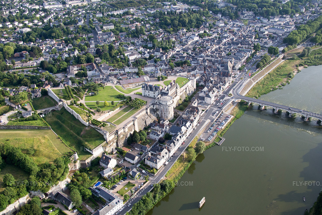 Aerial view: View of the town in Amboise in the state Indre et Loire, France.Photo: IMG_082356.jpg taken on 06/20/2015 by Werner Riehm/FLY-FOTO.comResolution of the original: 5472 x 3648 px