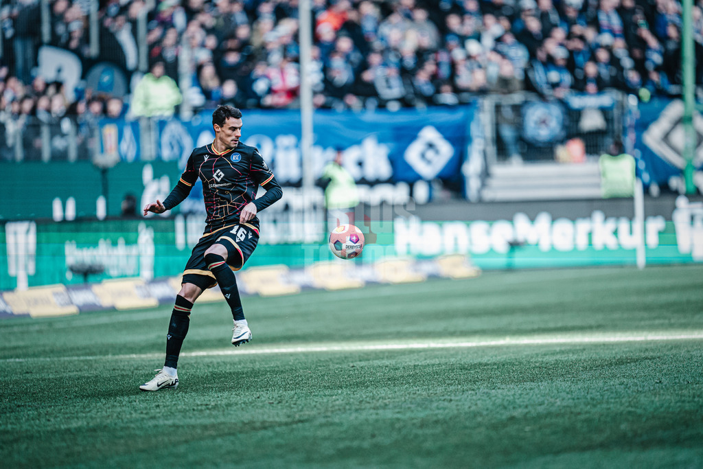 Fußball | Männer | Saison 2023/2024 | 2. Fußball-Bundesliga | 19. Spieltag | Hamburger SV vs. Karlsruher SC | 28.01.2024 | Philip Heise (#16, Karlsruher SC)