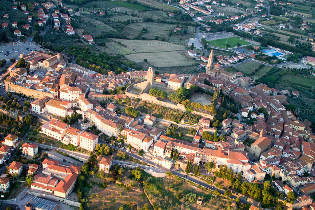 Aerial view: View of the town in Castiglion Fiorentino in the state Arezzo, Italy. – Photo: IMG_43869.jpg taken on 07/29/2011 by Werner Riehm/FLY-FOTO.com – Resolution of the original: 4272 x 2848 px