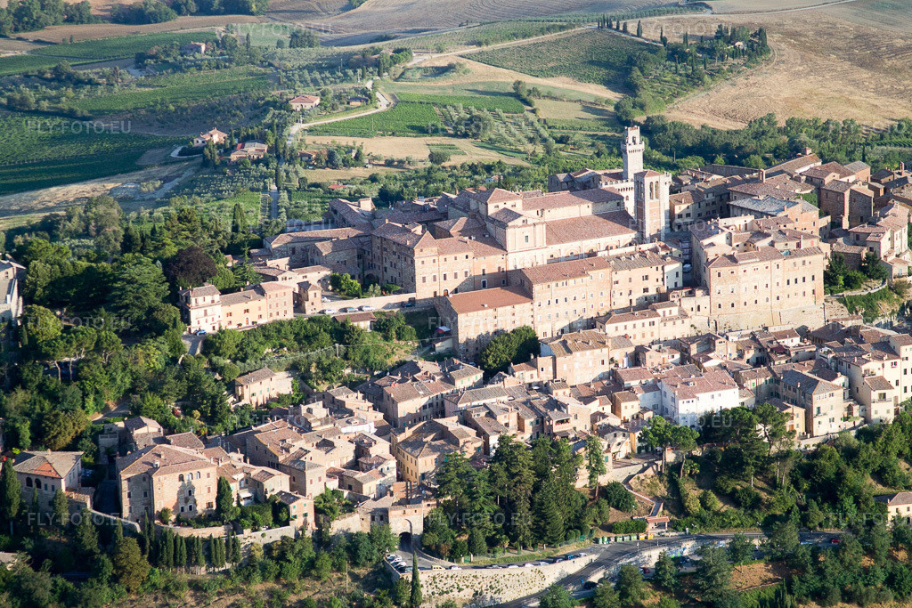 Vue aérienne: Vue de la ville à Montepulciano dans le département Siena, Italie. Photo: IMG_43390.jpg prise le 25/07/2011 par Werner Riehm/FLY-FOTO.eu – Résolution de l'original: 4272 x 2848 px