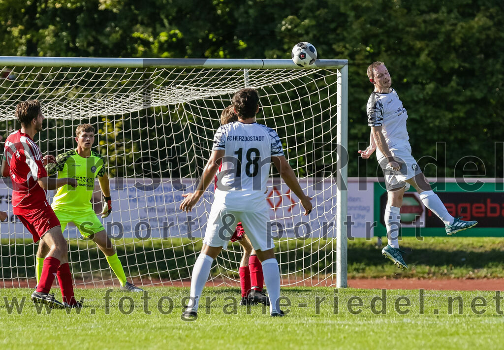 2023-09-09_075_FC_Herzogstadt_II_gegen_SG_Hoerlkofen_Woerth | Erding, Deutschland, 09.09.2023:
Fußball, A-Klassel 2023 / 2024, 6. Spieltag, FC Herzogstadt II gegen SG Hörlkofen/Wörth, Endergebnis: 1:2

Andreas Groegler (SG Hörlkofen/Wörth, #5), Torwart Florian Götz (FC Herzogstadt, #1), Ludwig Scheidl (FC Herzogstadt, #18)

Foto: Christian Riedel / fotografie-riedel.net