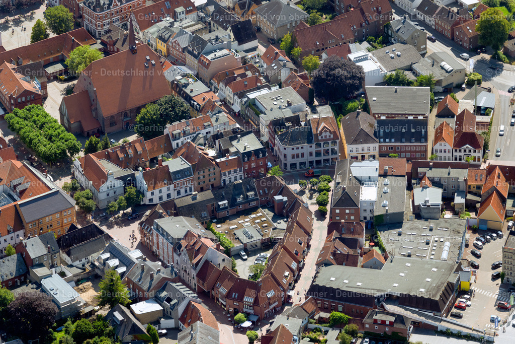 4037898 | ECKERNFöRDE 07.08.2020 Stadtansicht des Innenstadtbereiches an der Langebrückstraße - Frau-Clara-Straße - Ochsenkopf in Eckernförde im Bundesland Schleswig-Holstein, Deutschland. // City view on down town on Langebrueckstrasse - Frau-Clara-Strasse - Ochsenkopf in Eckernfoerde in the state Schleswig-Holstein, Germany. Foto: Gerhard Launer