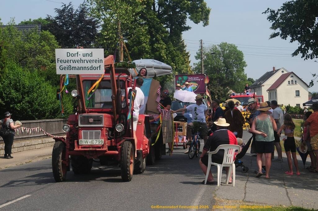 Geißmannsdorf-2026-Festumzug-190 | Festumzug in Geißmannsdorf bei Bischofswerda im Juni 2026. Fotografische Eindrücke und Momentaufnahmen vom Festumzug anläßlich des 800-jährigen Bestehens von Geißmannsdorf - mit Teilnehmern und Gästen, Strohpuppen und geschmückten Vorgärten und Grundstücken - Realisiert mit Pictrs.com