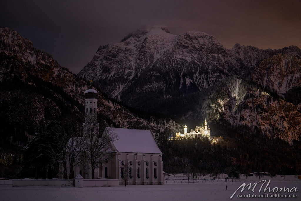 St. Coloman und Schloss Neuschwanstein bei Nacht  | Dies ist der Online-Shop von naturfoto.michaelthoma.de. Ich bin leidenschaftlicher Naturfotograf und fotografiere von der Andromedagalaxie bis zum Zwergtaucher, von der Ameise bis zum Orionnebel alles was mit Natur zu tun hat. Hier kann eine Auswahl meine - Realisiert mit Pictrs.com
