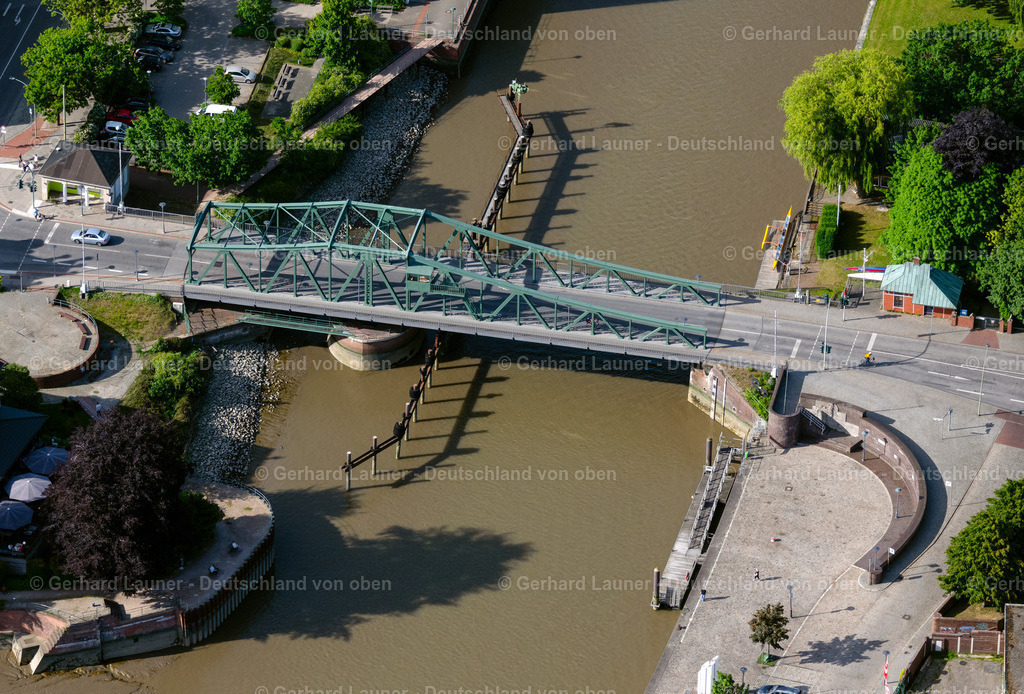 4030294 | BREMERHAVEN 01.06.2020 Historische Alte Brücke " Geestebrücke " über an der Fährstraße im Ortsteil Geestemünde-Nord in Bremerhaven im Bundesland Bremen, Deutschland. // Historic Old Bridge " Geestebruecke " across on street Faehrstrasse in the district Geestemuende-Nord in Bremerhaven in the state Bremen, Germany. Foto: Gerhard Launer