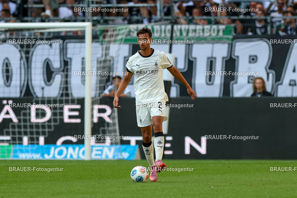 Borussia Mönchengladbach vs Hamburger SV - Bundesliga  | Mönchengladbach, Deutschland, 24.08.25:   Fabio Chiarodia (Borussia Mönchengladbach) in Aktion am Ball, Einzelaktion waehrend des Spiels der Bundesliga zwischen Borussia Mönchengladbach vs Hamburger SV im Stadion im Borussia Park(Foto von Brauer-Fotoagentur / Adrian Schlueter)