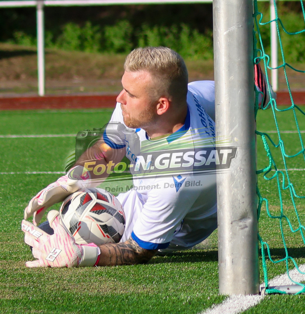 TuS Bardüttingdorf - TuRa Löhne | Auf dem Bild zu sehen: blau SV Löhne-Obernbeck TW: Armin Born (hält in der Situation einen Elfmeter) SV Löhne-Obernbeck, SG FA Herringhausen/Eickum, Saison 26/27, Fistelmann SuperCup - Realisiert mit Pictrs.com