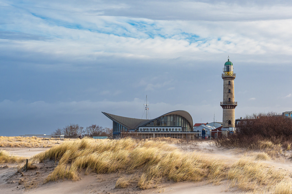Blick auf den Leuchtturm und den Teepott im Ostseebad Warnemünde | Blick auf den Leuchtturm und den Teepott im Ostseebad Warnemünde.