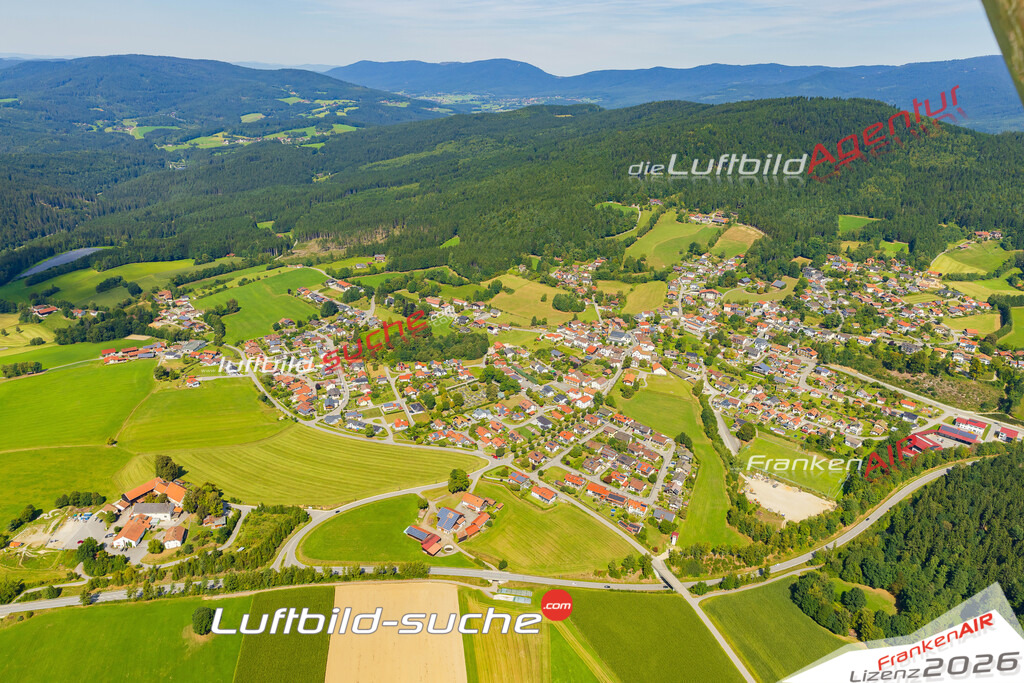 Luftaufnahme der Stadt Böbrach - Die Luftaufnahme wurde 2025 vom UL-Flugzeug heraus erstellt ( keine Drohne ) - Hochauflösende Luftaufnahme - für professionelle Ausdrucke geeignet. Die Geschenkidee !Mit Lizenz und Bildrechte bestellbar