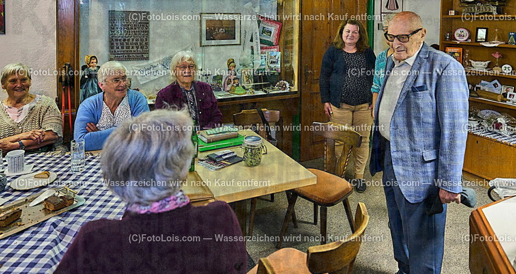 ALP9522_Foederation_Chopin-Ges_Goldhaubengruppe Lackenhof | (C)FotoLois.com, Alois Spandl, Föderation der internationalen Chopin-Gesellschafen (deren gibt es weltweit 34) - Zusammentreffen und Sitzung im Vorfeld des XXXIX. Chopinfestivals in der Kartause Gaming und Rahmenprogramm - Ausflug mit dem Bus zum Lunzer See und nach Lackenhof, gemeinsames Abendessen, Do 3. August 2023.