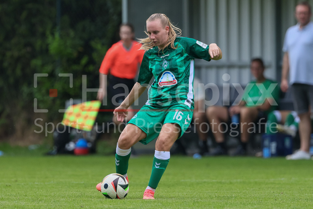 Fussball, Testspiel Frauen, SV Henstedt-Ulzburg - SV Werder Bremen | v.li.: Emöke Papai (SV Werder Bremen, 16) am Ball, Einzelbild, Ganzkörper, Aktion, Action, Spielszene