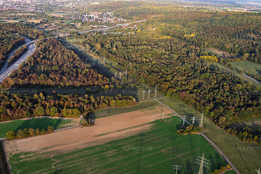Luftbild: Vierfache Hochspannungstrasse am Hägenichgraben in Ettlingen im Bundesland Baden-Württemberg in Deutschland. – Foto: IMG_159989.jpg vom 16.10.2026 durch Werner Riehm/FLY-FOTO.de – Auflösung des Originals: 5501 x 3667 px