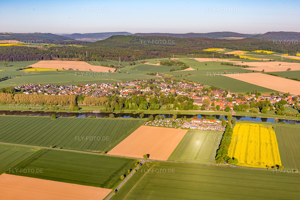 Luftbild: Ort jenseits der Weser von Osten im Ortsteil Grohnde in Emmerthal im Bundesland Niedersachsen in Deutschland. Foto: IMG_107164.jpg vom 05.05.2018 durch Werner Riehm/FLY-FOTO.de