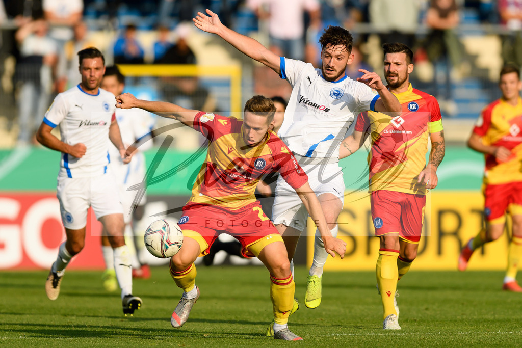 LOTKSC20210809_015 | Fussball, Herren: Christoph Kobald (Karlsruher SC) und Cedric Euschen (Sportfreunde Lotte) im Zweikampf beim Spiel der 1. Runde im DFB-Pokal zwischen SF Lotte und Karlsruher SC im Stadion am Lotter Kreuz am 09.08.2021 in Lotte, Deutschland.DFB / DFL REGULATIONS PROHIBIT ANY USE OF PHOTOGRAPHS AS IMAGE SEQUENCES AND/OR QUASI-VIDEO. - Realisiert mit Pictrs.com