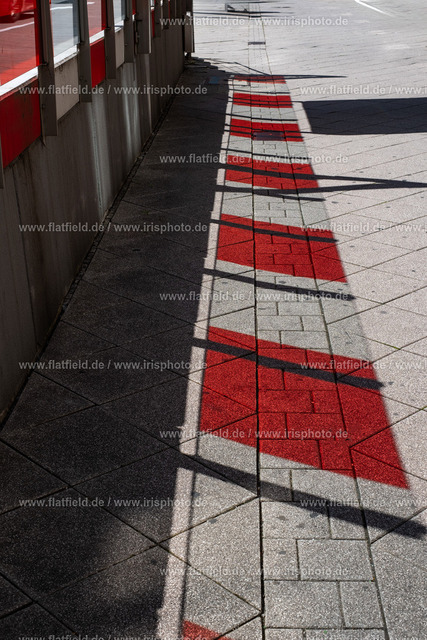 Oranges Lichtspiel | Straßenfotografie aus Frankfurt a.M.
