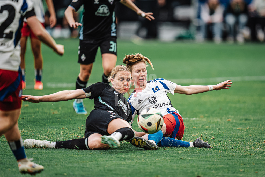 Fußball | Frauen | Saison 2024/2025  | DFB-Pokal der Frauen | Halbfinale | Hamburger SV vs. Werder Bremen | 23.03.2025 | v.l. Lina Hausicke (#18, Werder Bremen) gegen Jacqueline Dönges (#21, HSV) Kampf um den Ball