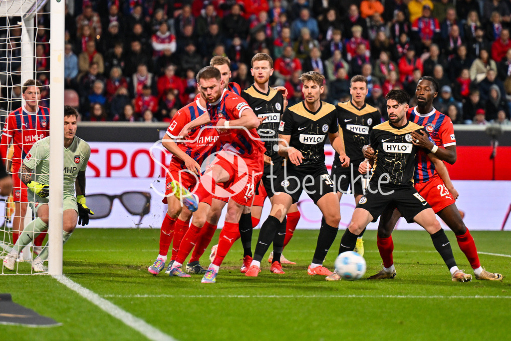 1. FC Heidenheim - SV Elversberg 07 | in dieser Szene klaert Budu ZIVZIVADZE (1. FC Heidenheim 12) einen Eckball der Gaeste / Relegation Bundesliga: 1. FC Heidenheim - SV Elversberg 07, Voith-Arena am 22.05.2025 / DFL REGULATIONS PROHIBIT ANY USE OF PHOTOGRAPHS AS IMAGE SEQUENCES AND/OR QUASI-VIDEO