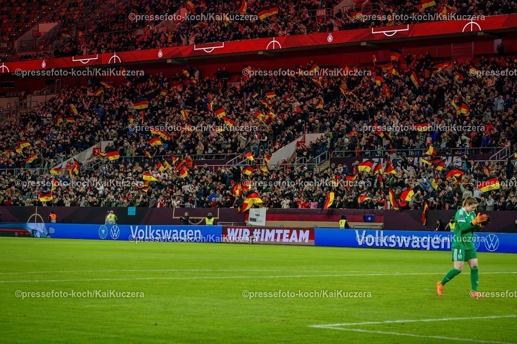 xKKUx24102501112 | 24.10.2025, xkkux, Fußball, UEFA Women s Nations League Halbfinale, Saison 2025/2026, Länderspiel Hinspiel in der MERKUR SPIEL-ARENA Düsseldorf, Jubelnde Zuschauer auf der Tribüne nach dem Tor zum 1:0 durch Klara Bühl (GER #19) Zuschauer Besucher Fans Feature