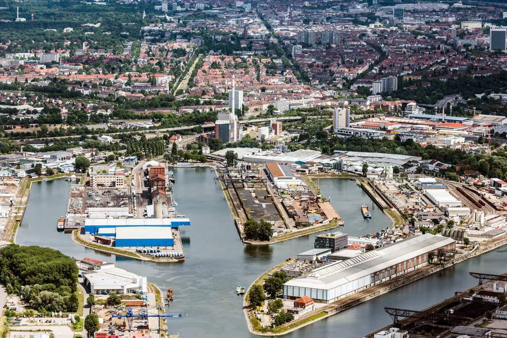 dr__0010711.jpg | KARLSRUHE 15.07.2017 Kaianlagen und Schiffs- Anlegestellen am Hafenbecken des Binnenhafen Rheinhafen Karlsruhe in Karlsruhe im Bundesland Baden-Württemberg, Deutschland. // Quays and boat moorings at the port of the inland port Rheinhafen Karlsruhe in Karlsruhe in the state Baden-Wuerttemberg, Germany. Foto: Daniel Reiter