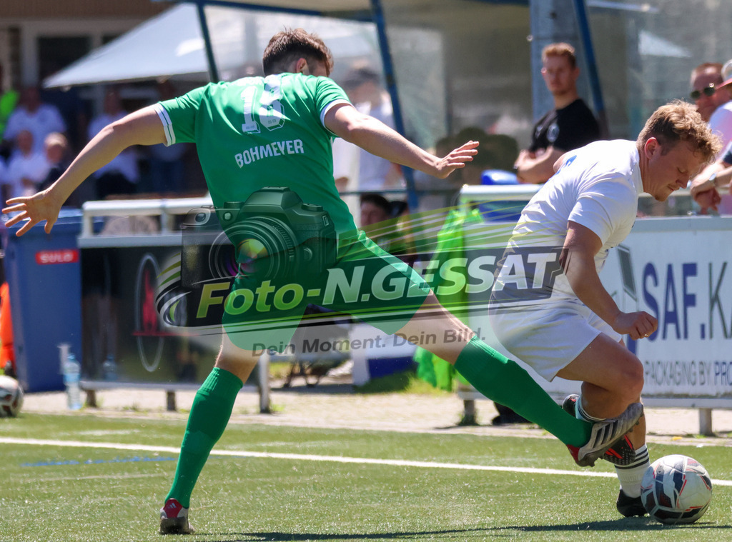 TuS Bruchmühlen - Bünder SV | Auf dem Bild zu sehen: weiß TuS Bruchmühlen: Kai Volkmer ; grün Bünder SV: Yannis Bohmeyer TuS Bruchmühlen, Bünder SV, Saison 25/26, Kreisliga A, Bruchmühlen, Deutschland - Realisiert mit Pictrs.com