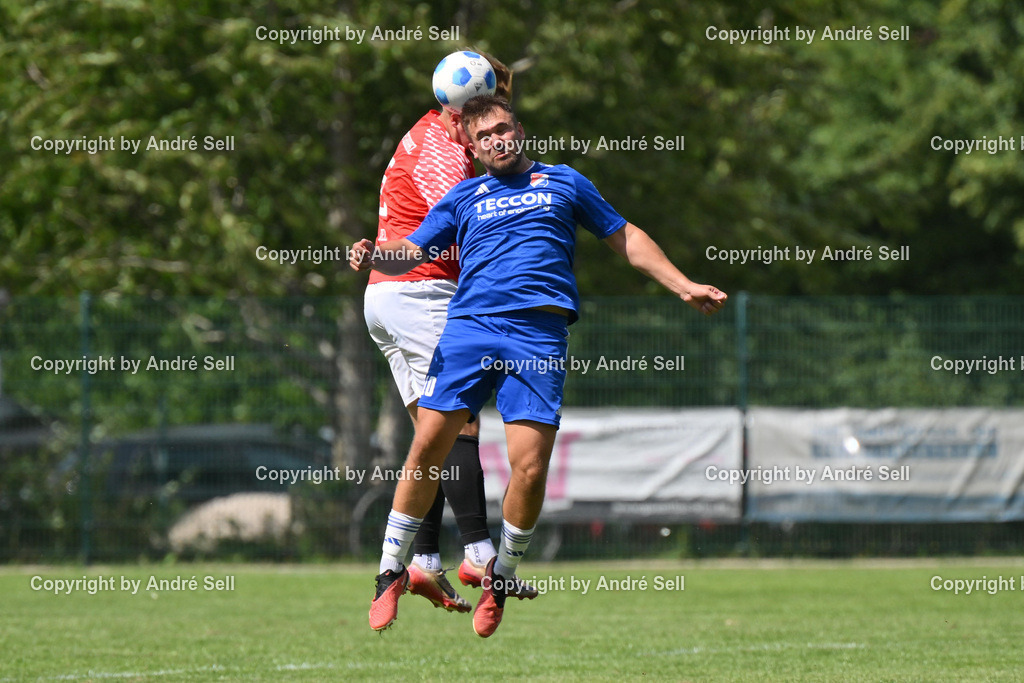 SSG Rot-Schwarz Kiel vs SpVg Eidertal Molfsee | Jonathan Elsner (Kiel #5) vs Kristof Koop (Molfsee #10) / Fußball-Landesliga Schleswig Männer 2026/2027 / SSG Rot-Schwarz Kiel vs SpVg Eidertal Molfsee / Sportplatz Meimersdorf / Kiel / 09.08.26 - Realisiert mit Pictrs.com