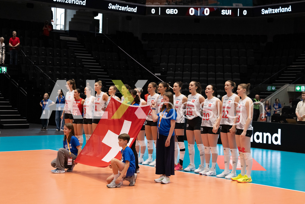 Georgia v Switzerland - CEV European League Women | KRIENS, SWITZERLAND - JUNE 12: Team of Switzerland during the national anthem at the CEV European League match between Georgia and Switzerland at Pilatus Arena on June 12, 2026 in Kriens, Switzerland. - Realisiert mit Pictrs.com