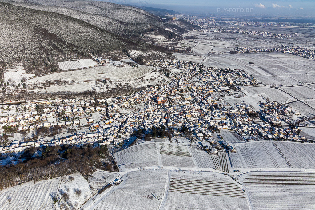 Luftbild: Winterlich schneebedeckte Dorf - Ansicht am Rande der Haardt des Pfälzerwalds zwischen Weinbergen im Ortsteil SaintMartin in Sankt Martin im Bundesland Rheinland-Pfalz in Deutschland. Foto: IMG_124555.jpg vom 11.02.2021 durch Werner Riehm/FLY-FOTO.de
