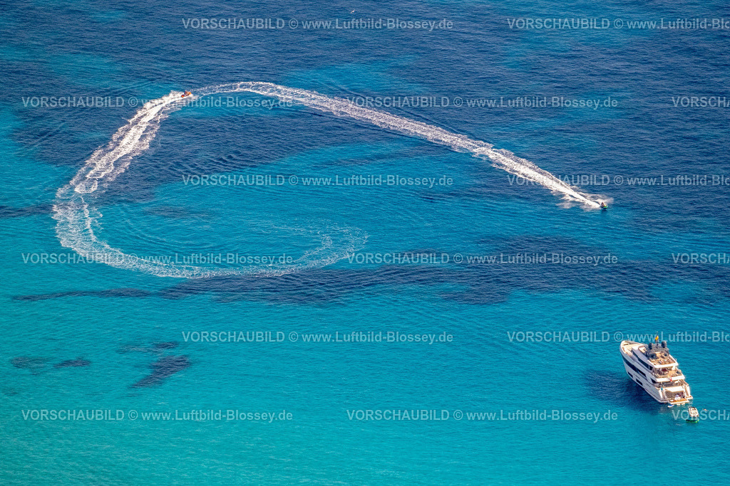 Mallorca230600686N | Luftbild, Yacht und Jetski Fahrer in Aktion, CalviÃƒÆ’Ã‚Â , Balearen, Mallorca, Balearische Inseln, Spanien