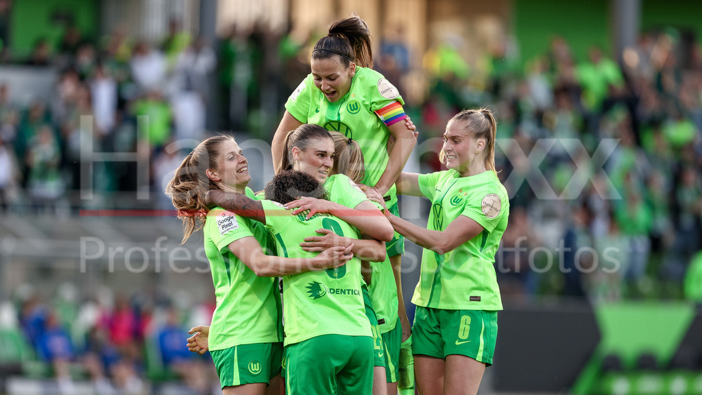 Fussball, Google Pixel Frauen-Bundesliga, VfL Wolfsburg - TSG 1899 Hoffenheim | Spielerinnen vom VfL Wolfsburg mit Torjubel, Jubel, jubeln, jubelt, optimistisch, Spielszene, Highlight, Freude über das Tor zum 2:1, DIE DFB-RICHTLINIEN UNTERSAGEN JEGLICHE NUTZUNG VON FOTOS ALS SEQUENZBILDER UND/ODER VIDEOÄHNLICHE FOTOSTRECKEN. DFB REGULATIONS PROHIBIT ANY USE OF PHOTOGRAPHS AS IMAGE SEQUENCES AND/OR QUASI-VIDEO.