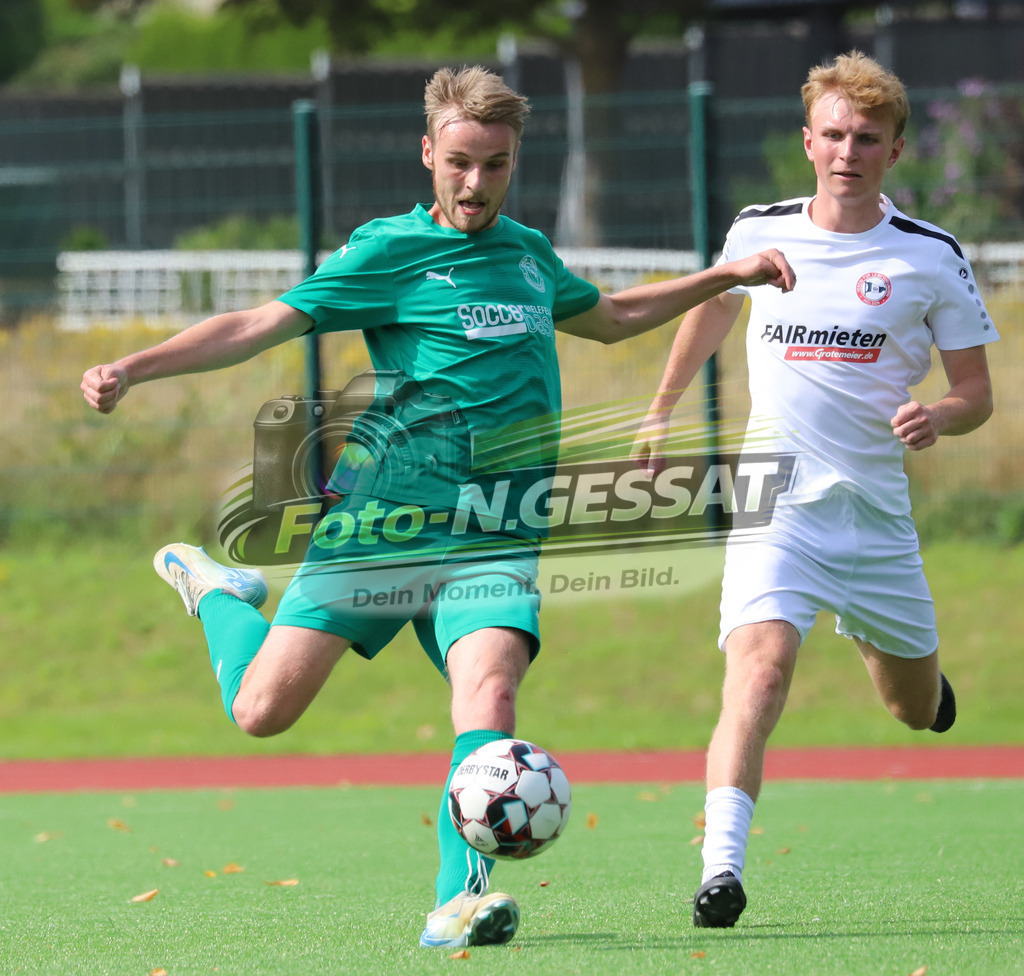 VfL Holsen - TuS GW Pödinghausen | Auf dem Bild zu sehen: weiß VfL Holsen: Yurii Cherkas ; grün GW Pödinghausen: Markus BischoffVfL Holsen, TuS GW Pödinghausen, Saison 25/26, Kreispokal, Holsen, Deutschland - Realisiert mit Pictrs.com
