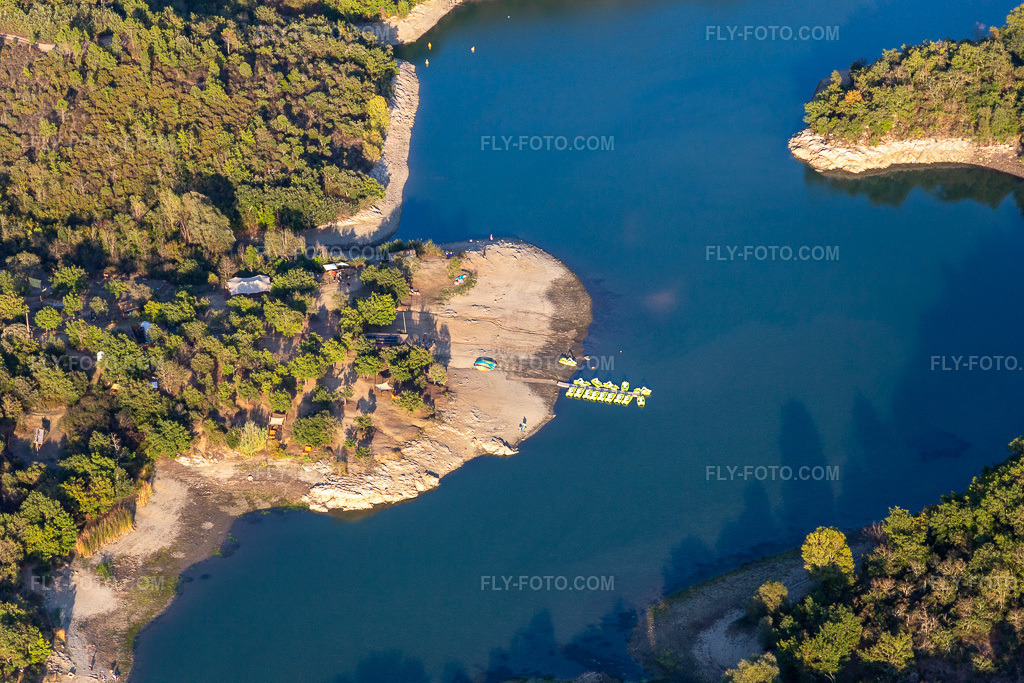 Aerial view: Reservoir: Lac Cassien - Faience in Montauroux in the state Var, France. – Photo: IMG_129507.jpg taken on 09/18/2021 by Werner Riehm/FLY-FOTO.com – Resolution of the original: 5472 x 3648 px