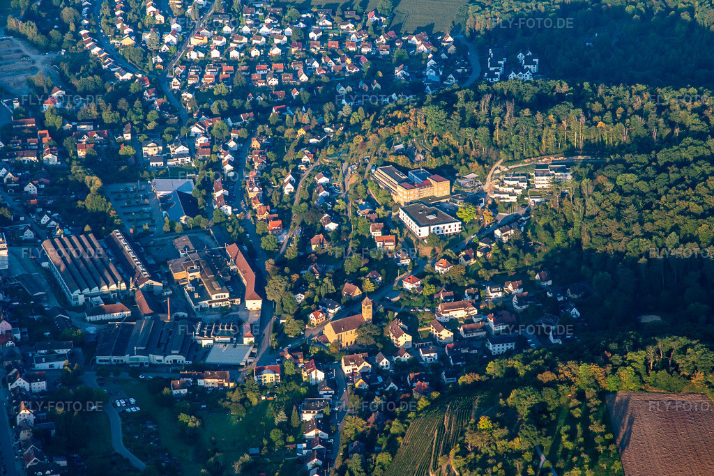 Luftbild: Kinderzentrum Maulbronn und Industriebrache in der Salzach Talaue in Maulbronn im Bundesland Baden-Württemberg in Deutschland. Foto: IMG_138441.jpg vom 16.09.2023 durch Werner Riehm/FLY-FOTO.deKlinik für Kinderneurologie und Sozialpädiatrie Kinderzentrum Maulbronn gGmbH