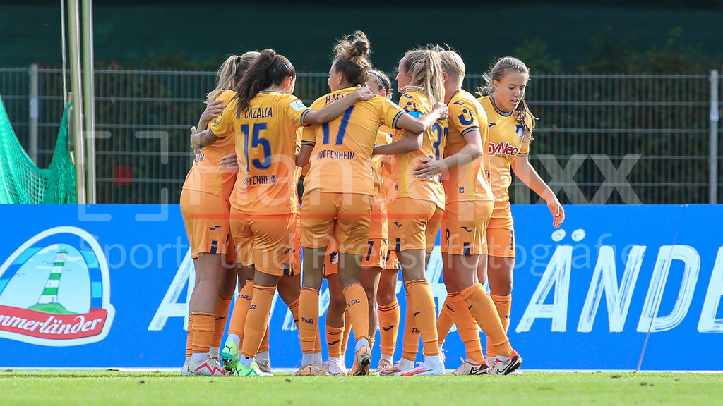 Fussball, Google Pixel Frauen-Bundesliga, SV Werder Bremen - TSG 1899 Hoffenheim | v.li.: Spielerinnen der TSG 1899 Hoffenheim mit Torjubel, Jubel, jubeln, jubelt, optimistisch, Spielszene, Highlight, Freude über das Tor zum 1:2, DIE DFB-RICHTLINIEN UNTERSAGEN JEGLICHE NUTZUNG VON FOTOS ALS SEQUENZBILDER UND/ODER VIDEOÄHNLICHE FOTOSTRECKEN. DFB REGULATIONS PROHIBIT ANY USE OF PHOTOGRAPHS AS IMAGE SEQUENCES AND/OR QUASI-VIDEO.