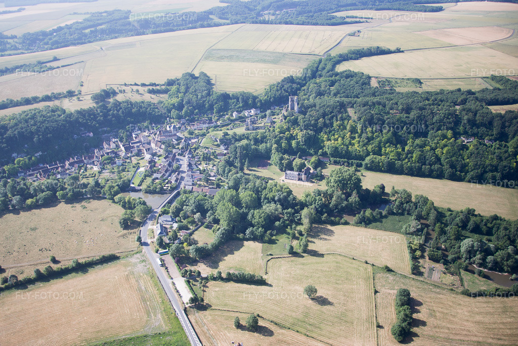 Aerial view: View of the town in Lavardin in the state Loir et Cher, France. – Photo: IMG_081164.jpg taken on 06/19/2015 by Werner Riehm/FLY-FOTO.com – Resolution of the original: 4996 x 3331 px