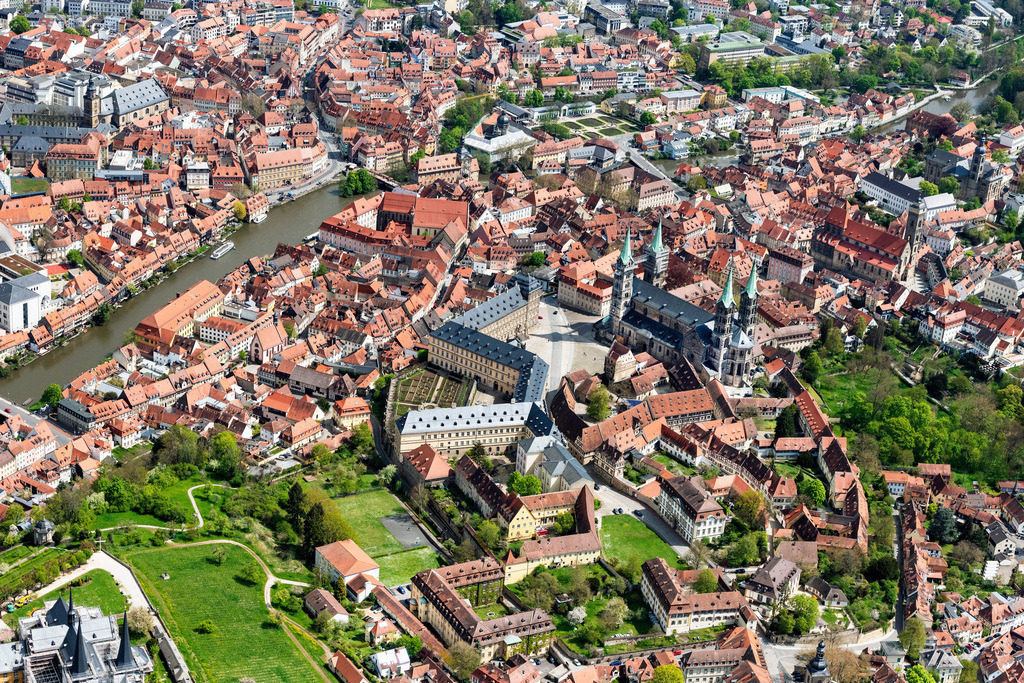 dr__0095432.jpg | BAMBERG 28.04.2022 Kirchengebäude des Domes Bamberger Dom in der Altstadt in Bamberg im Bundesland Bayern, Deutschland. // Church building of the cathedral Bamberger Dom in the old town in Bamberg in the state Bavaria, Germany. Foto: Daniel Reiter