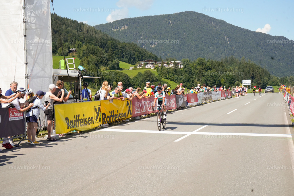 712_20230817_Bewerb_Maenner_Muehlanger | AUT - OESTERREICH, 2023-08-16: SPORT RENNRAD-FAHREN - 55. INTERNATIONALER RADWELTPOKAL IN ST. JOHANN IN TIROL  - Vintage-Radrennen mit WM-Bronze-Medaillen-Siegerin Christina Schweinberger, den Teilnehmer und Alexander Baumann (vom Orginastions-Team) - TAG 2 BEWERB MAENNER IN SECHS GRUPPEN  ; Foto: Roland Muehlanger