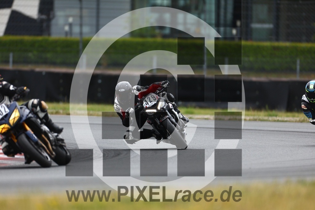 0429-20250616_00377 | Schöne Erinnerungen an spannende Momente - das festzuhalten ist unser Job. PIXELrace.de ist seit 2003 auf den Rennstrecken Europas unterwegs um die Action draußen beim Fahren und die wunderbare Stimmung imm Fahrerlager für euch einzufangen.